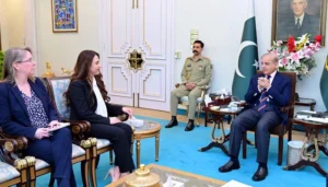 امریکی ناظم الامور نٹالی بیکر کی وزیرِاعظم شہباز شریف سے ملاقات، دوطرفہ تعلقات کے فروغ پر تبادلہ خیال