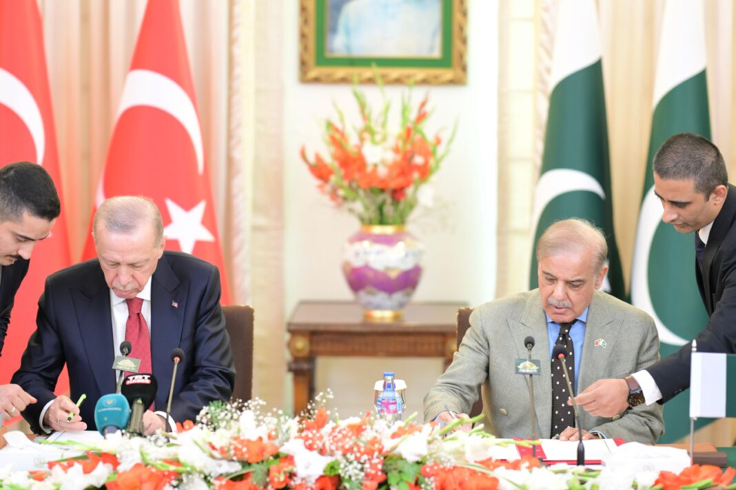 پاکستان اور ترکیہ کے درمیان اسٹرٹیجک تعاون بڑھانے کے لیے متعدد مفاہمتی یادداشتوں پر دستخط