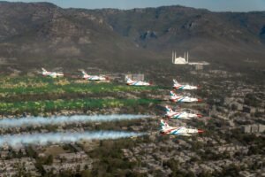 یوم پاکستان کے موقع پر پاک فضائیہ کا شاندار فلائی پاسٹ کا مظاہرہ