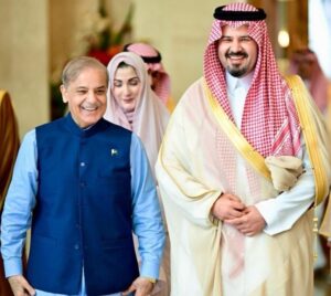 وزیرِ اعظم شہباز شریف کا مدینہ پہنچنے پر گورنر مدینہ سے استقبال، روضۂ رسول پر حاضری