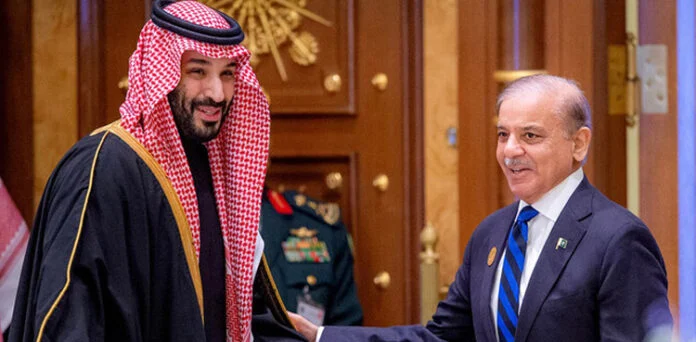 وزیر اعظم شہباز شریف کی سعودی ولی عہد محمد بن سلمان سے ملاقات، دوطرفہ تعاون کے فروغ پر تبادلہ خیال