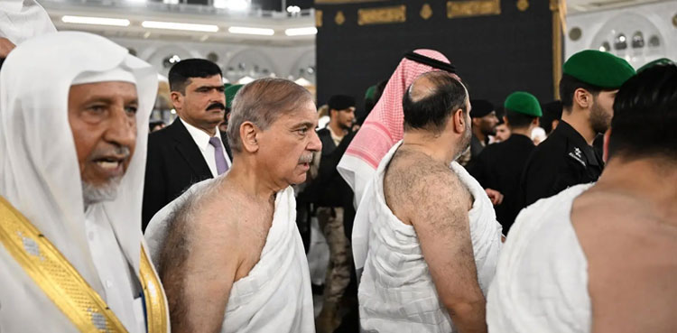 وزیرِ اعظم شہباز شریف کا سعودی عرب کے دورے کے دوران عمرہ اور مسجدِ نبوی میں نفل نماز ادا کرنے کا عمل