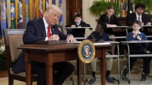 صدر ڈونلڈ ٹرمپ کا محکمہ تعلیم ختم کرنے کا ایگزیکٹو آرڈر