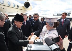 وزیراعظم شہباز شریف سرکاری دورے پر بیلاروس پہنچ گئے