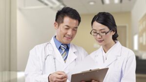 انڈونیشیا نے ماہر ڈاکٹروں کی تعلیم کا نظام بین الاقوامی معیار کے مطابق ڈھال لیا