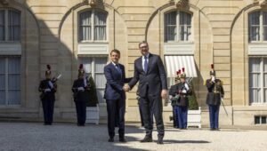 سربیا کے صدر الیگزینڈر وُوچِچ کا فرانسیسی صدر ایمانوئل میکرون سے 9 اپریل کو ایلیزے محل میں پرتپاک استقبال