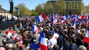 پیرس میں مارین لی پین کی حمایت میں ہزاروں افراد کی ریلی