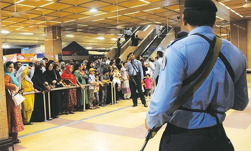 بھارتی حملوں کے بعد پاکستان میں ریڈ الرٹ، متعدد ہوائی اڈوں پر پروازیں معطل