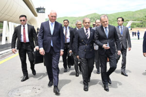 وزیرِاعظم پاکستان شہباز شریف کا آذربائیجان پہنچنے پر پرتپاک استقبال