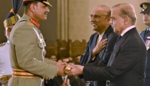 چیف آف آرمی اسٹاف جنرل عاصم منیر کو ایوانِ صدر میں فیلڈ مارشل کا بیٹن عطا
