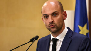 فرانس کا الجزائری سفارتکاروں کو ملک بدر کرنے کا اعلان، دوطرفہ کشیدگی میں نیا موڑ