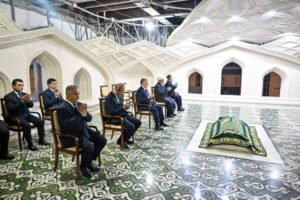 صدر شوکت مرزییوف کی امام بخاری کے مزار پر حاضری، نئے تعمیراتی منصوبے کا جائزہ