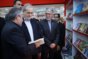 صدر مسعود پزشکیان کا 36ویں بین الاقوامی تہران کتب میلے کا دورہ — کتاب کو سماجی ترقی کا مؤثر ذریعہ قرار دیا