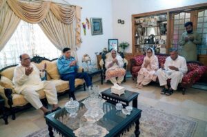 قوم اپنے ہیرو کو سلام پیش کرتی ہے: سربراہ پاک فضائیہ کا اسکواڈرن لیڈر عثمان یوسف شہید کے گھر جا کر فاتحہ، سی ایم ایچ راولپنڈی میں زخمیوں کی عیادت