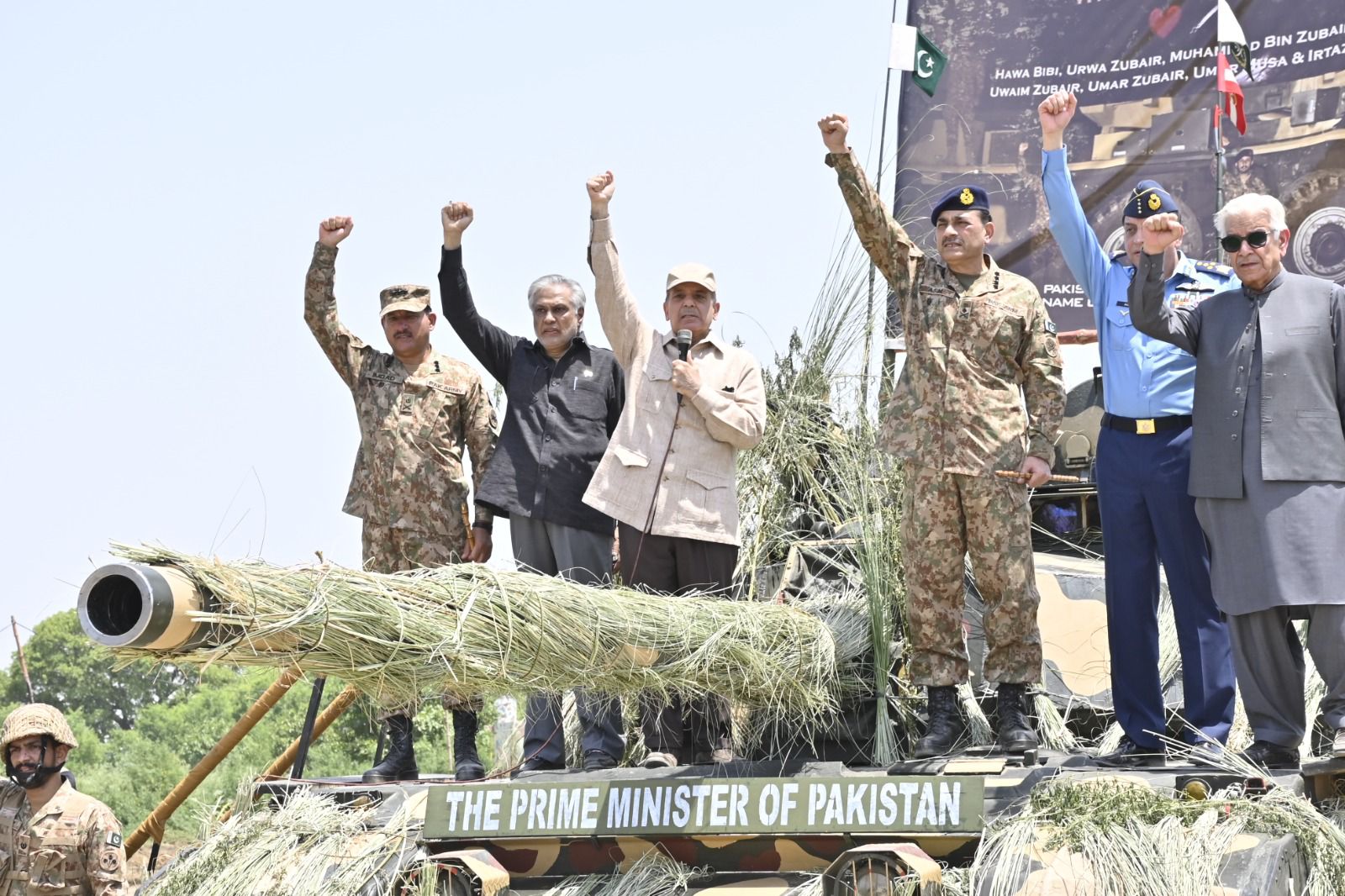 وزیراعظم شہباز شریف کا فرنٹ لائن علاقوں کا دورہ، افواجِ پاکستان کو خراجِ تحسین