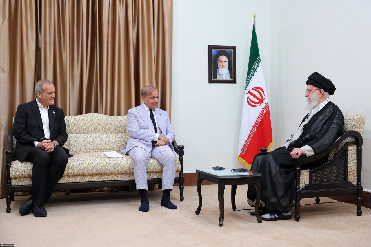 وزیرِ اعظم محمد شہباز شریف کی رہبرِ معظم سید علی خامنہ ای سے ملاقات، دوطرفہ اور علاقائی امور پر تبادلہ خیال