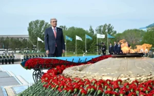 صدر قازقستان نے عظیم فتح کی 80ویں سالگرہ پر اوتان انا یادگار پر پھولوں کی چادر چڑھائی