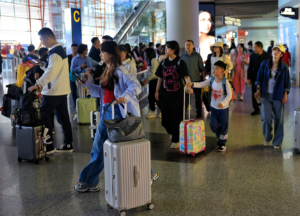 چین میں یومِ مئی کی تعطیلات کے پہلے روز ٹرانسپورٹ خدمات میں نمایاں اضافہ، سیاحت کی طلب اور معاشی سرگرمیوں کی عکاسی