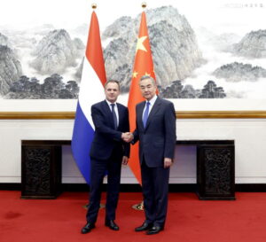 چینی وزیر خارجہ وانگ ای اور ڈچ وزیر خارجہ کاسپر ویلڈکیمپ کی ملاقات، دوطرفہ تعاون بڑھانے پر اتفاق