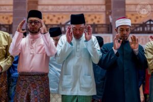 ملائیشیا کے وزیر اعظم انور ابراہیم کا عید الاضحیٰ پر عوام کے ساتھ نمازِ عید کی ادائیگی، قربانی کے جذبے اور اتحاد کا پیغام