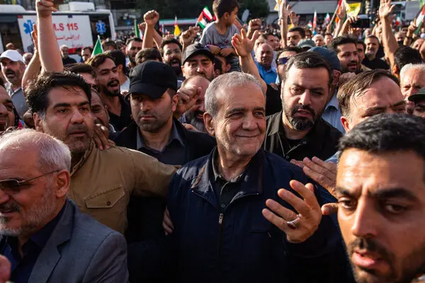 امریکی فضائی حملوں کے بعد تہران میں ہزاروں افراد کا مظاہرہ، صدر پہزشکیان کی غیر اعلانیہ شرکت