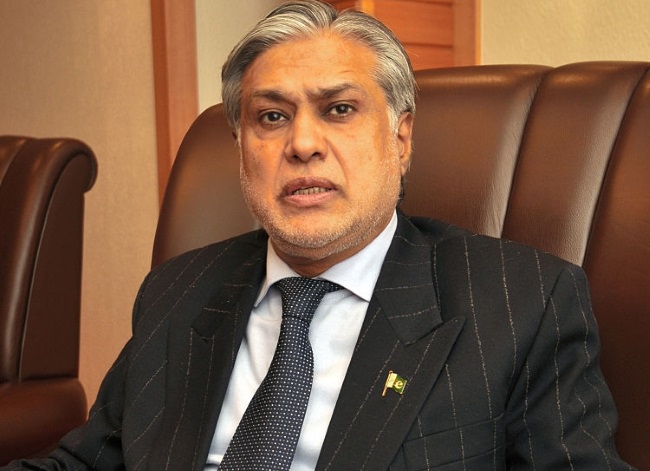 ایران سے 450 پاکستانی زائرین کا انخلا مکمل، نائب وزیرِاعظم اسحاق ڈار کی تصدیق