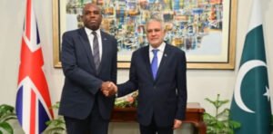نائب وزیراعظم و وزیر خارجہ اسحاق ڈار کی برطانوی وزیر خارجہ ڈیوڈ لیمی سے گفتگو
