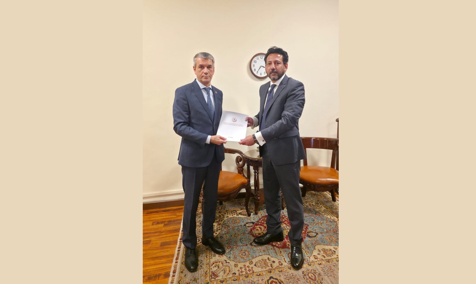 پاکستان میں آذربائیجان کے نامزد سفیر عزت مآب عرفان داوودوف نے چیف آف پروٹوکول نعمان بشیر بھٹی کو سفارتی اسناد کی نقول پیش کر دیں