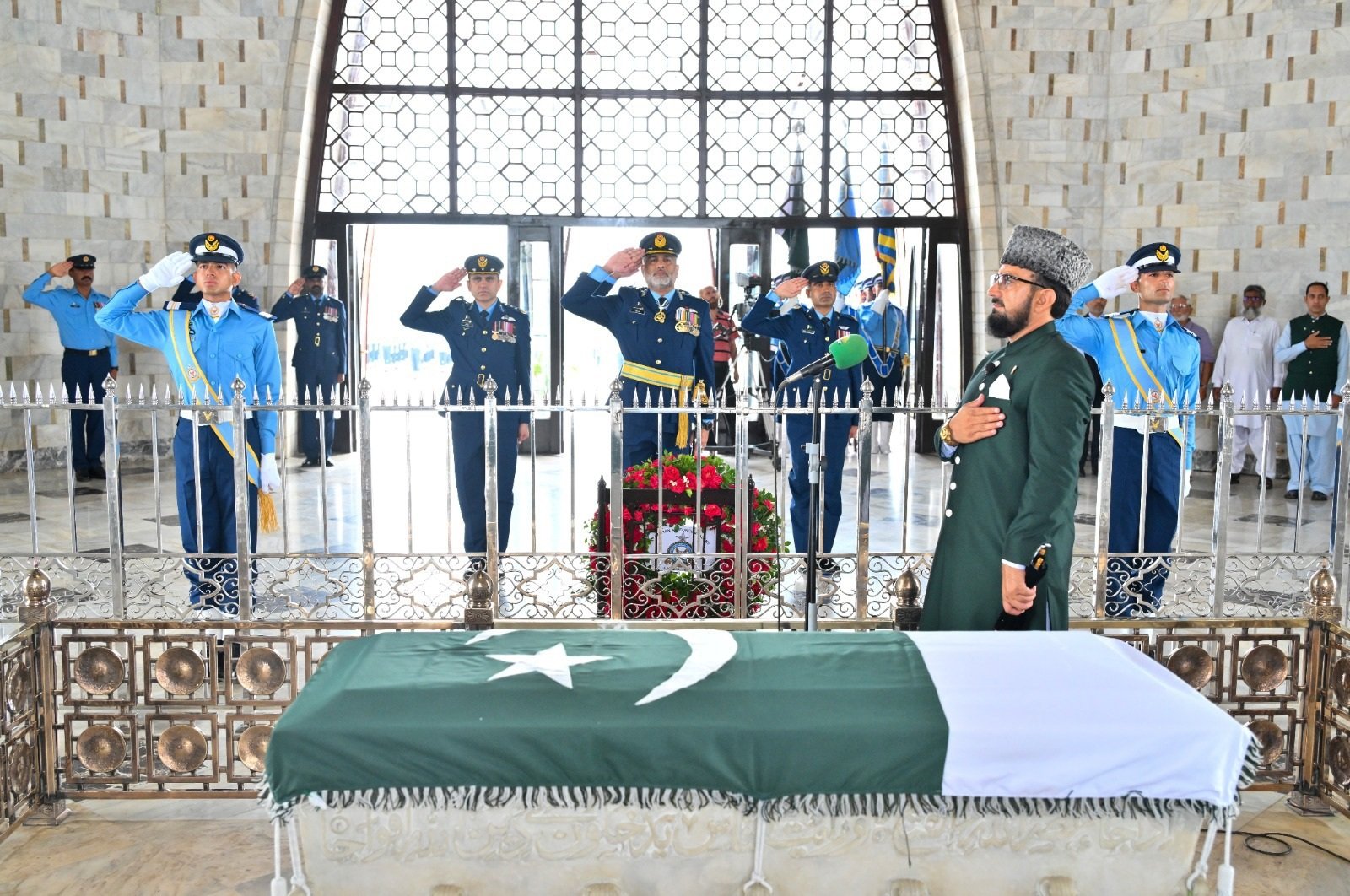 یومِ دفاع پر مزارِ قائد پر گارڈز کی تبدیلی کی پروقار تقریب