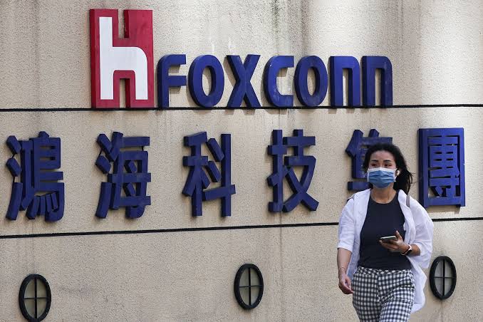 Foxconn sticks to strong end-of-year sales outlook 1 Foxconn