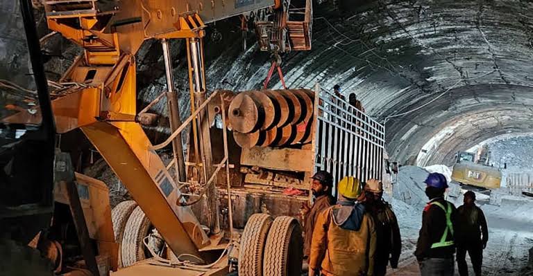 Indian workers remain trapped in collapsed tunnel