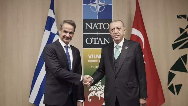 Erdogan meets with Greece’s PM Mitsotakis
