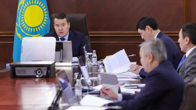 Kazakh PM Smailov Chairs Meeting to Boost Import Substitution and Export Potential
