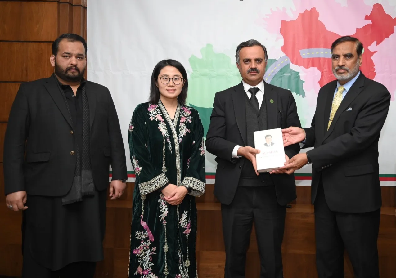 Highlighting the book about "The Governance of China" exclusively written by President Xi Jinping 7 Highlighting the book about "The Governance of China" exclusively written by President Xi Jinping