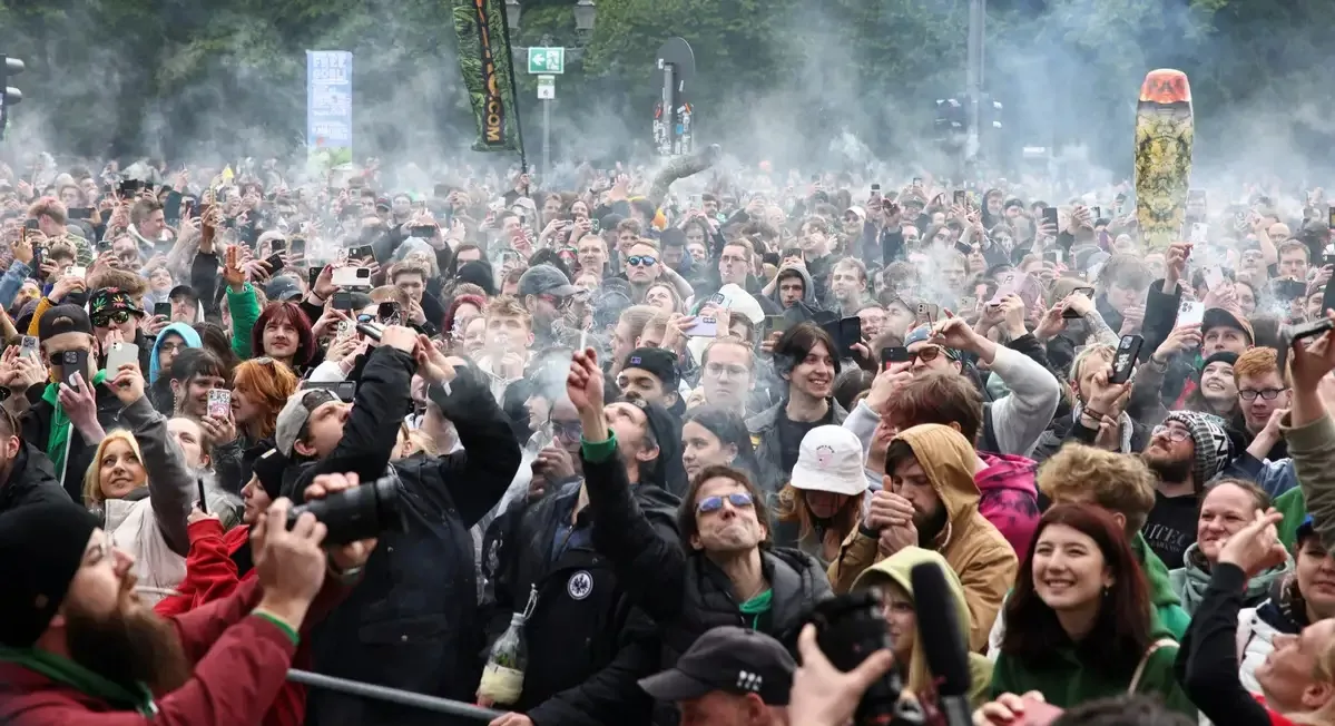 Thousands Gather at Brandenburg Gate for Cannabis "Smoke-In" 4 Brandenburg Gate