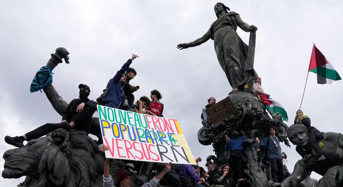 Tens of Thousands Protest Against Far-Right in Paris Amid Political Turmoil 3 Paris