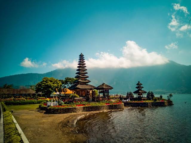 Pura Ulun Danu Bratan: Bali's Sacred Temple on the Shores of Ancient Waters 4 Pura Ulun Danu Bratan