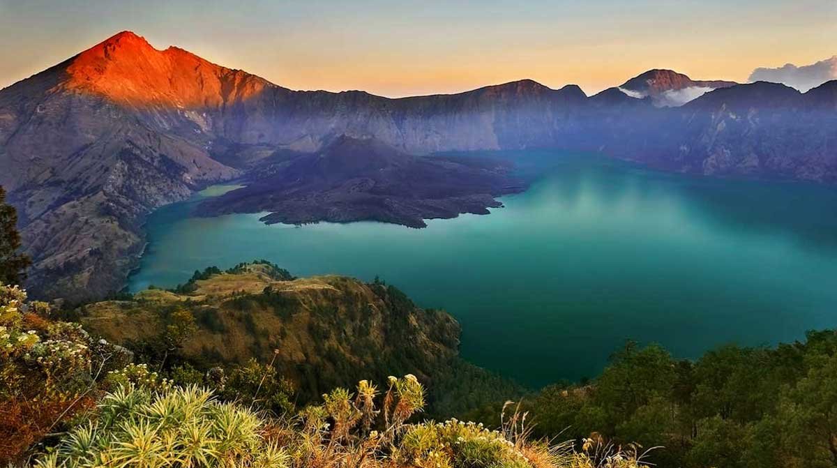 Mount Rinjani Faces Growing Waste Pollution as Tourist Numbers Surge, Urgent Action Needed 1 Mount Rinjani