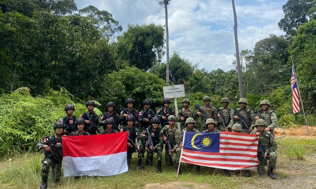 Indonesian and Malaysian Soldiers Celebrate Harmony at Border on