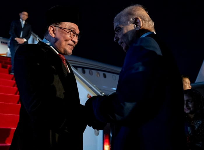 Prime Minister Shehbaz Sharif Welcomes Malaysian Prime Minister Anwar Ibrahim on Official Visit to Pakistan 1 Prime Minister Shehbaz Sharif Welcomes Malaysian Prime Minister Anwar Ibrahim