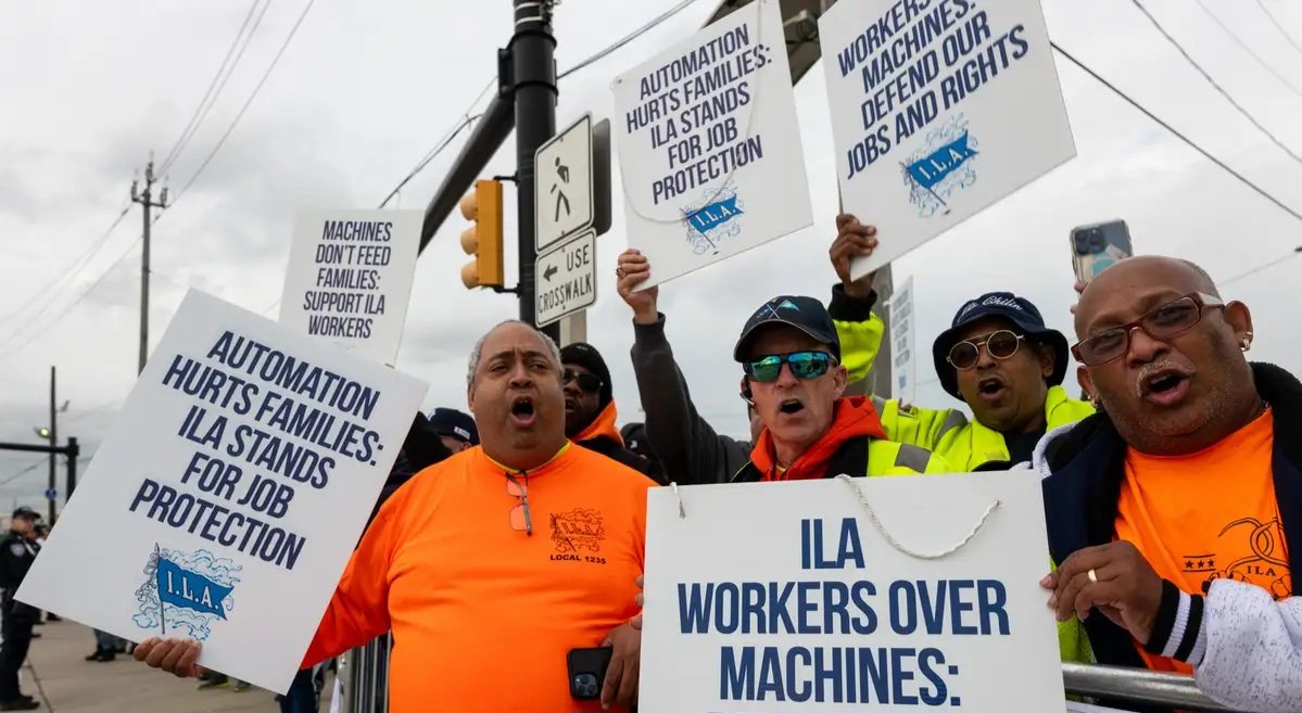 US Dockworkers End Strike After Reaching Tentative Agreement on Pay 1 US Dockworkers