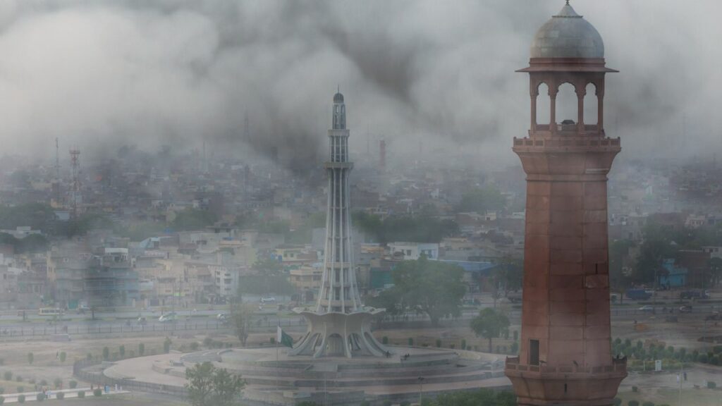 Lahore Tops Global Pollution Index as Smog Levels Surge, Prompting “Green Lockdown” 6 Smog