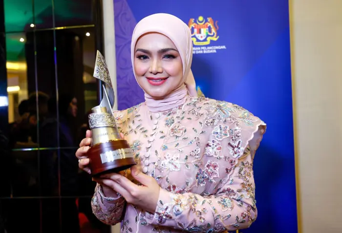 Datuk Seri Siti Nurhaliza Honored with Biduwanita Negara Award at National Arts Award 2024 1 Siti Nurhaliza