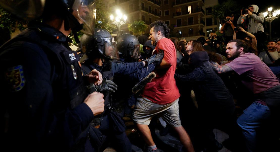Massive Protests in Valencia Over Government Response to Deadly Floods 1 Valencia