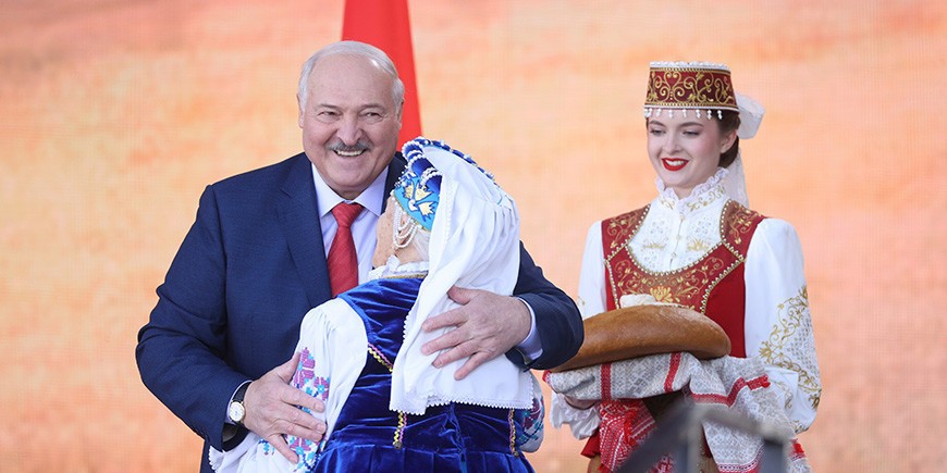 President Aleksandr Lukashenko Honored with Unity Bread at Dazhynki 2024 Festival 1 Lukashenko