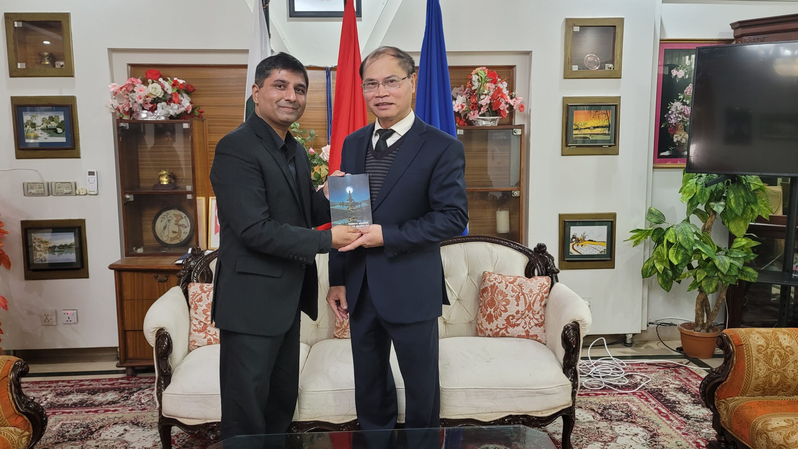 Mr. Muhammad Ali Pasha Presents Poetry Book on Indonesian Archipelago to Vietnamese Ambassador 1 Mr. Muhammad Ali Pasha Presents Poetry Book on Indonesian Archipelago to Vietnamese Ambassador