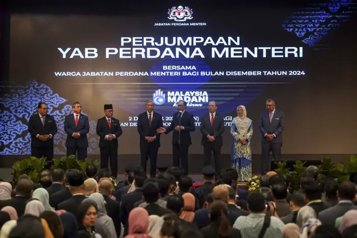 Prime Minister Anwar Ibrahim Urges Private Sector to Aid Flood Relief Efforts 1 Anwar