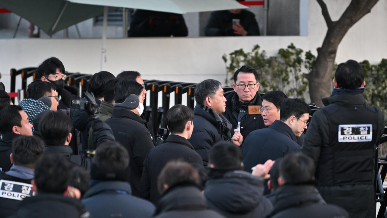 South Korean Investigators Face Resistance While Attempting to Arrest Impeached President Yoon 1 Investigators
