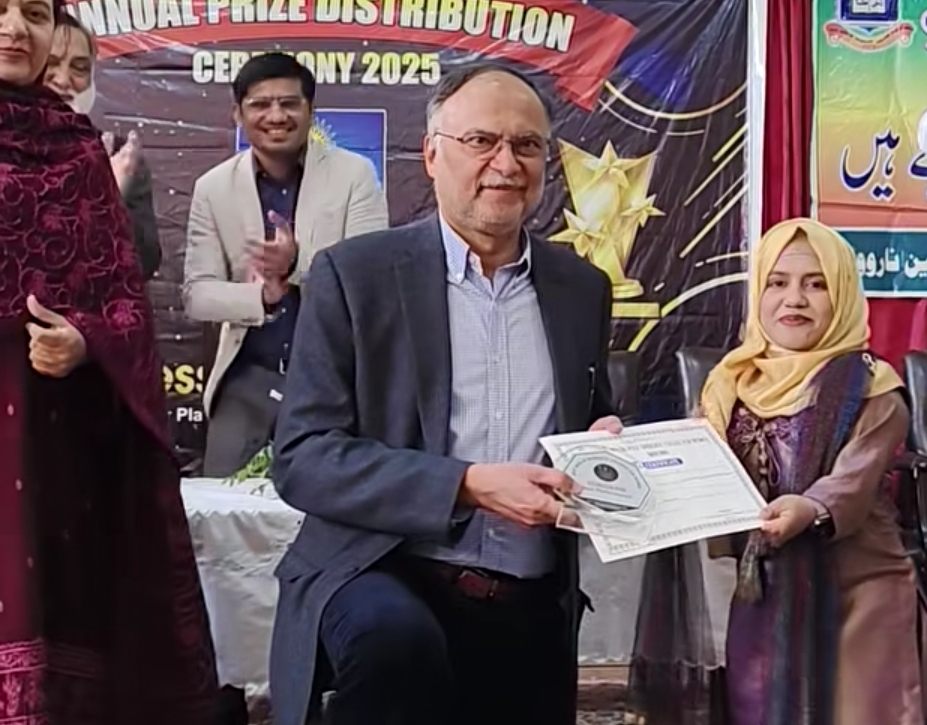 Ahsan Iqbal Kneels in Respect to Present Award to Sania Abbas, Celebrating Her Inspiring Journey 1 Ahsan Iqbal Kneels in Respect to Present Award to Sania Abbas, Celebrating Her Inspiring Journey
