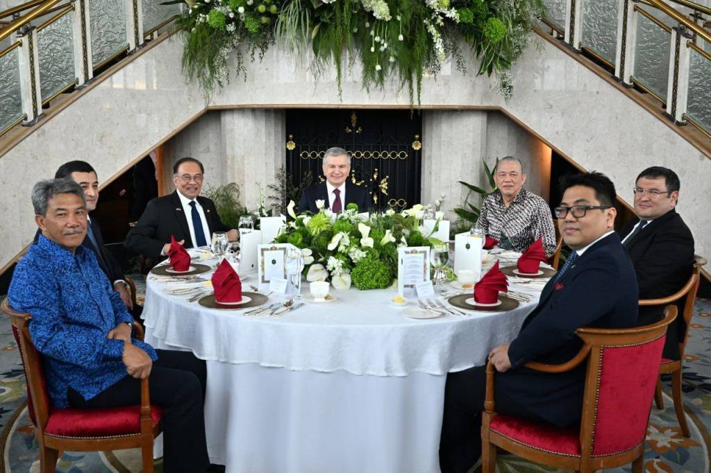 Shavkat Mirziyoyev and Anwar Ibrahim Visit Petronas Headquarters in Kuala Lumpur 1 Petronas